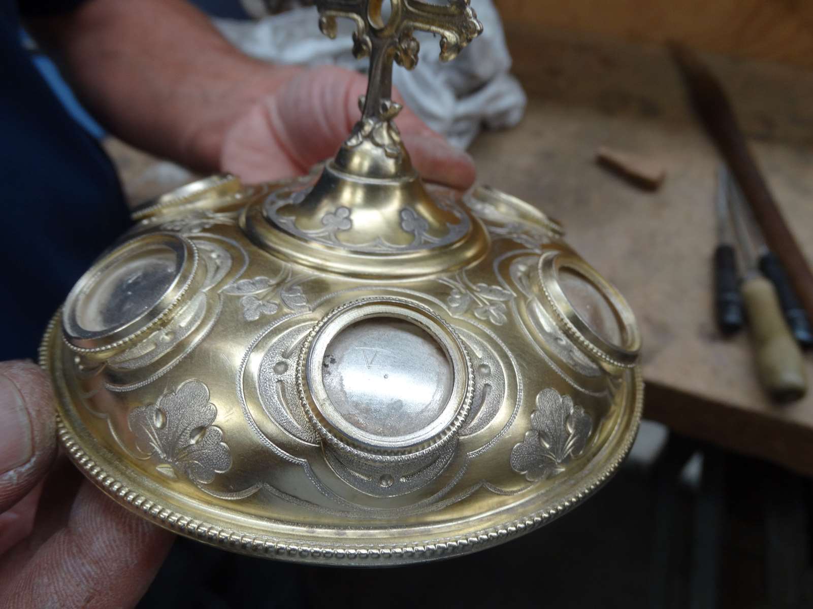  Le démontage des cabochons du vase sacré